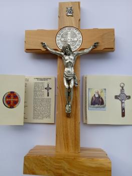 Benediktinski križ na stalku od maslinovog drveta 27 x 12 cm